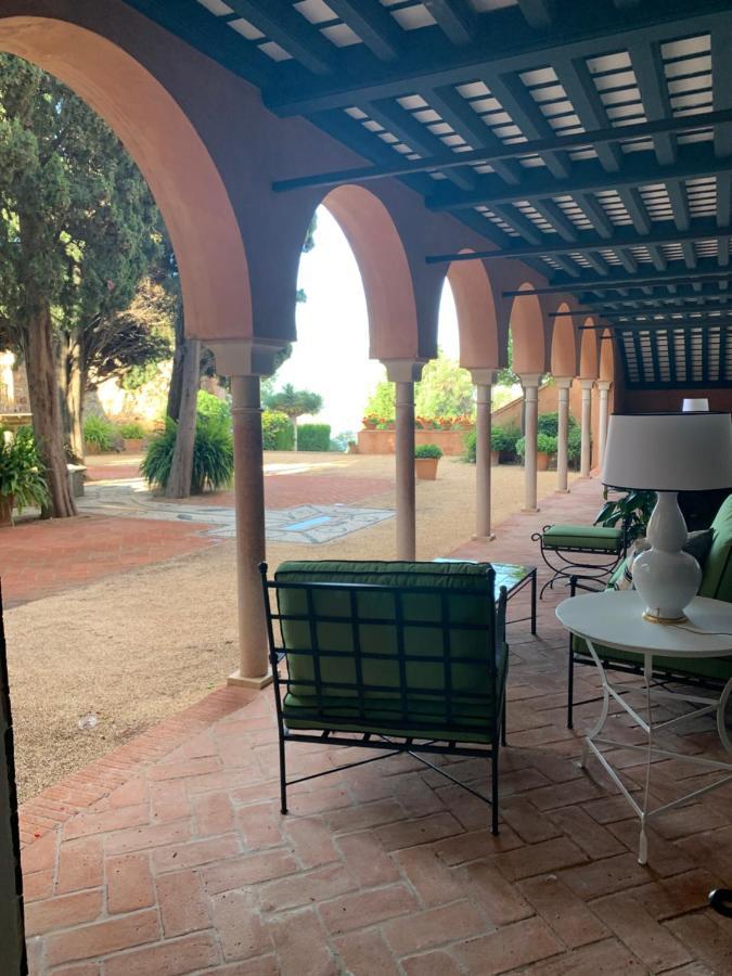 Soho Boutique Castillo De Santa Catalina - Adults Recommended มาลากา ภายนอก รูปภาพ The hotel's courtyard