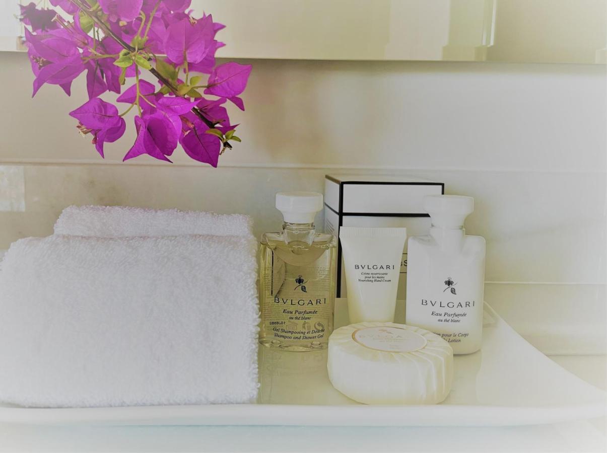 Soho Boutique Castillo De Santa Catalina - Adults Recommended มาลากา ภายนอก รูปภาพ Bougainvillea in a bathroom