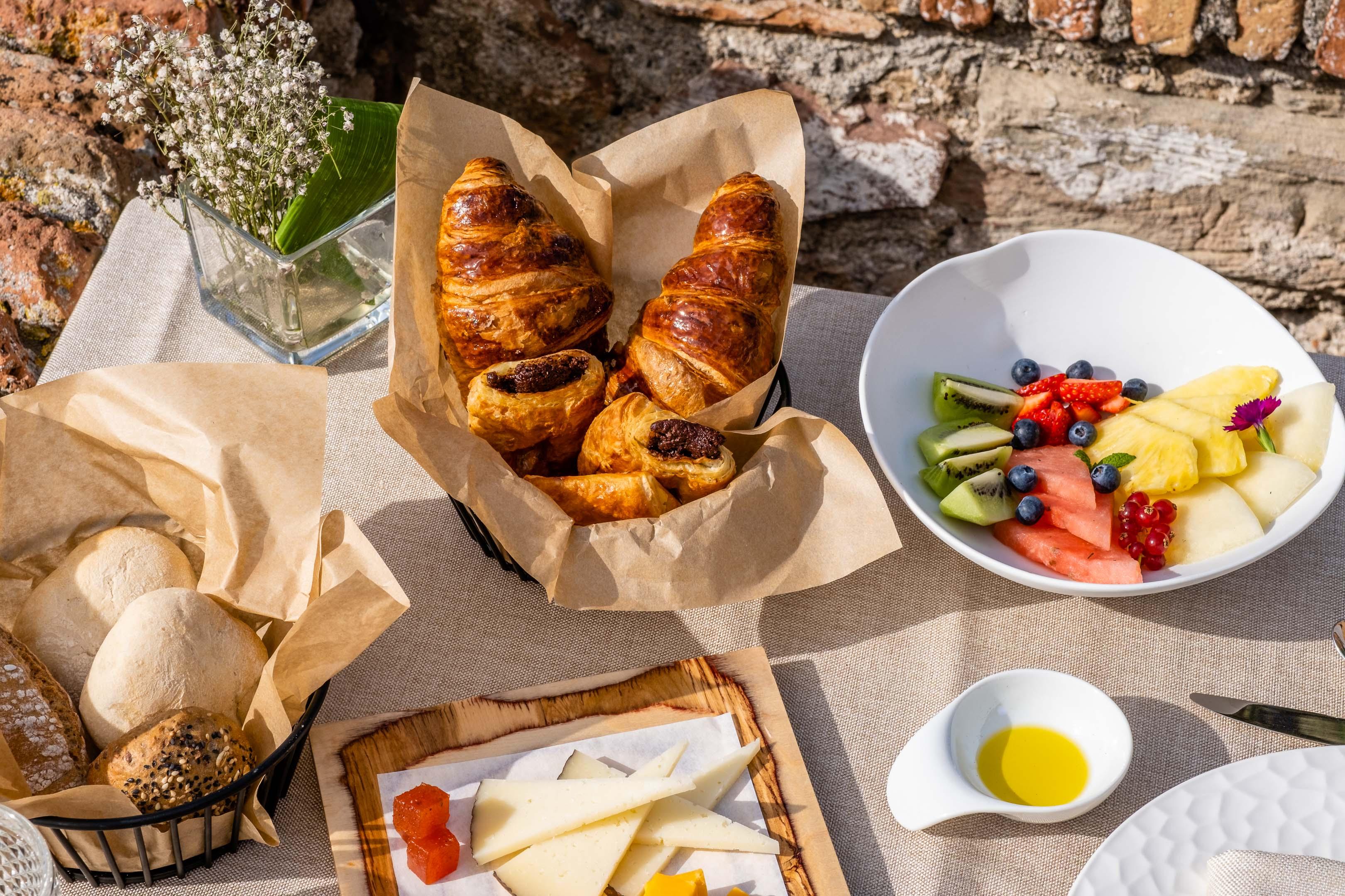 Soho Boutique Castillo De Santa Catalina - Adults Recommended มาลากา ภายนอก รูปภาพ Croissants and fruit