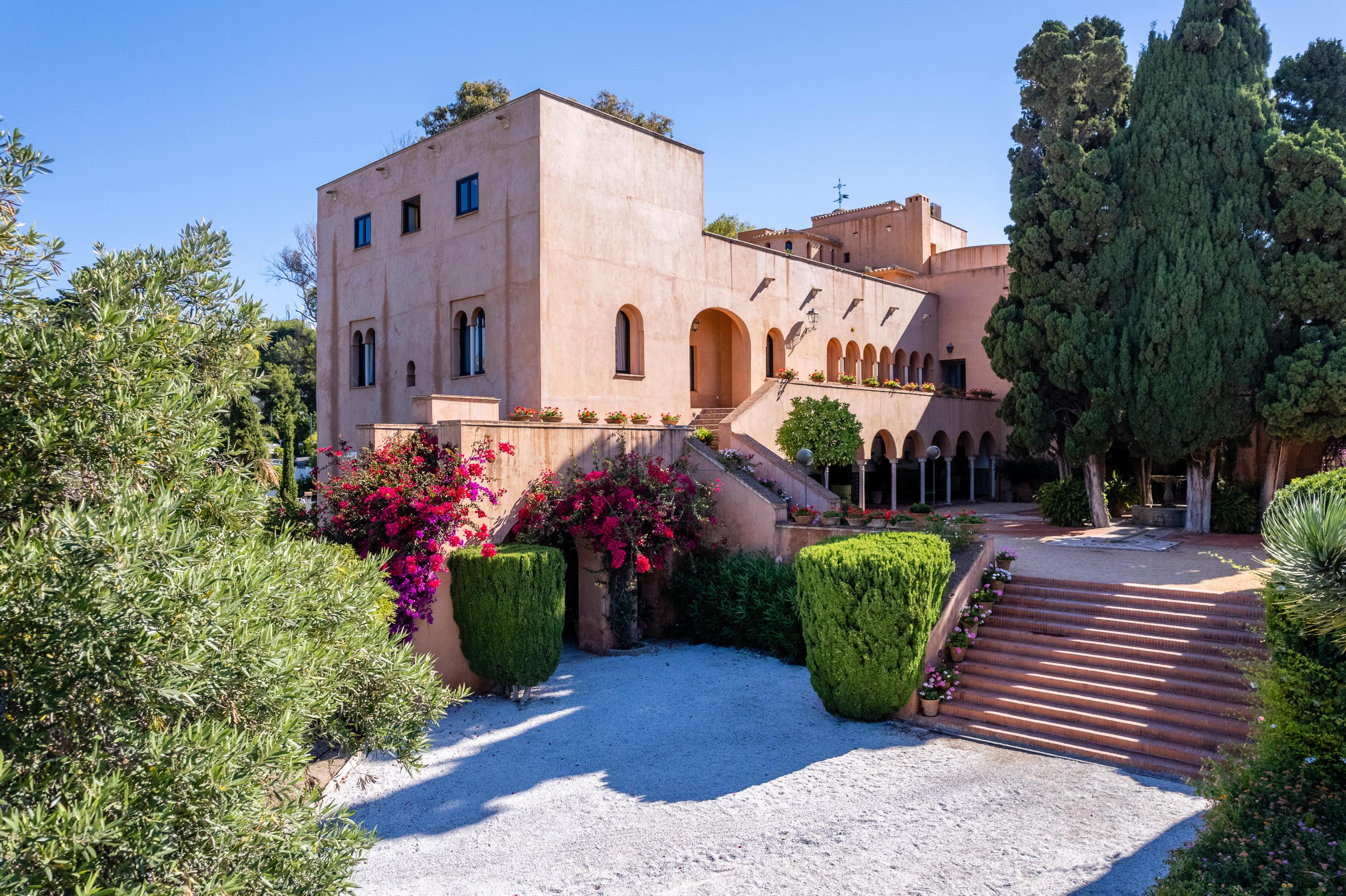 Soho Boutique Castillo De Santa Catalina - Adults Recommended มาลากา ภายนอก รูปภาพ The house of the Count of Barcelona, in the grounds of the Palau Reial de Pedralbes.