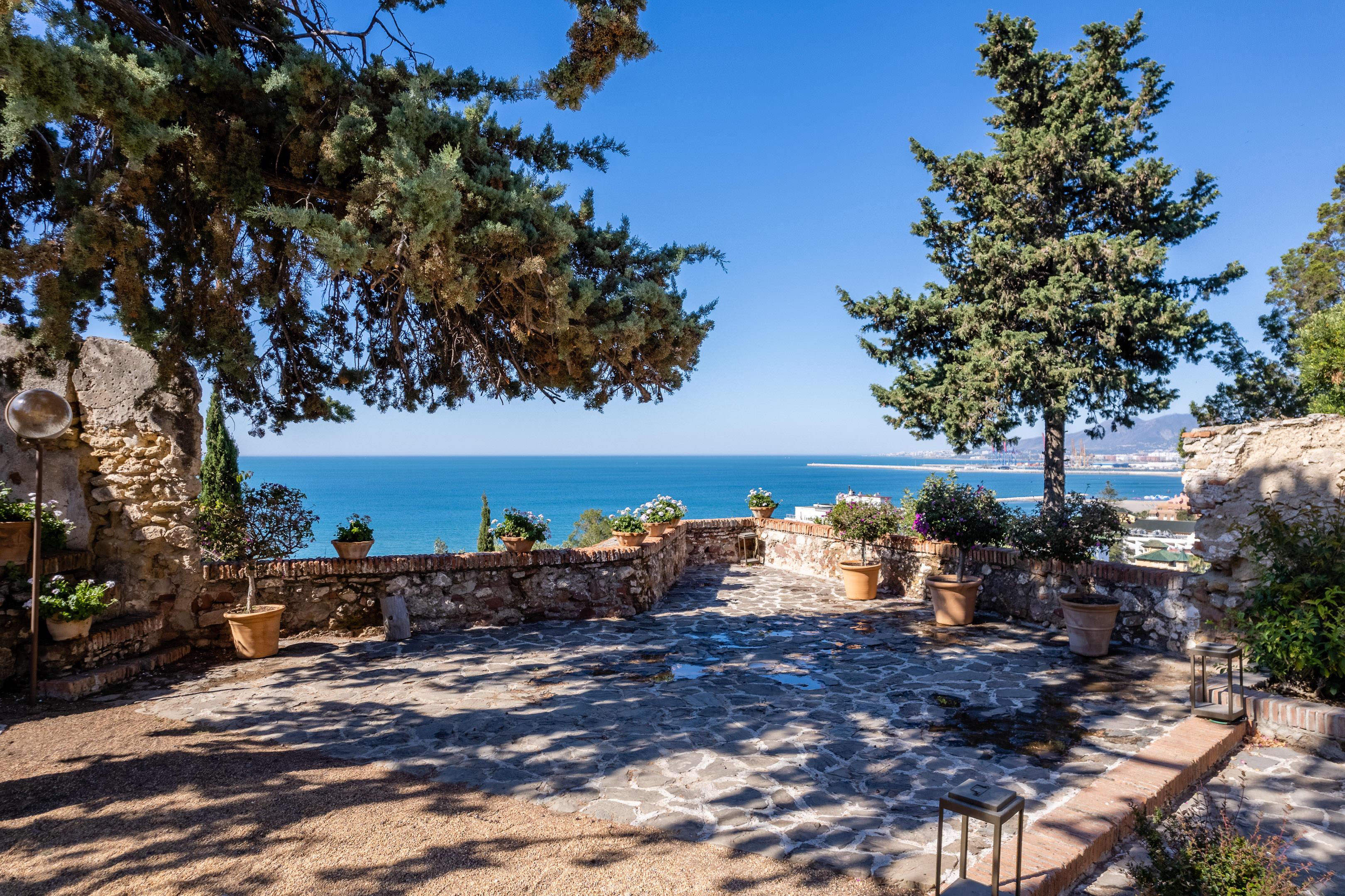 Soho Boutique Castillo De Santa Catalina - Adults Recommended มาลากา ภายนอก รูปภาพ View of the sea from the monastery