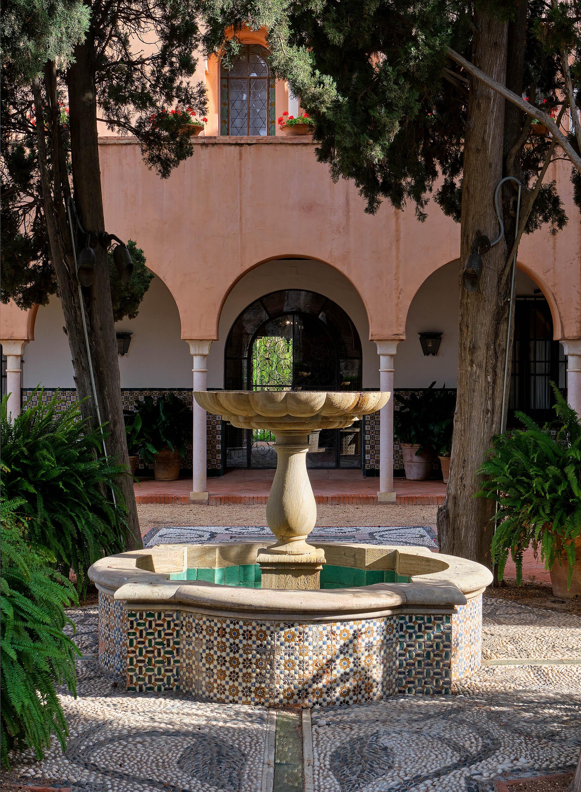 Soho Boutique Castillo De Santa Catalina - Adults Recommended มาลากา ภายนอก รูปภาพ Fountain at the center of the courtyard