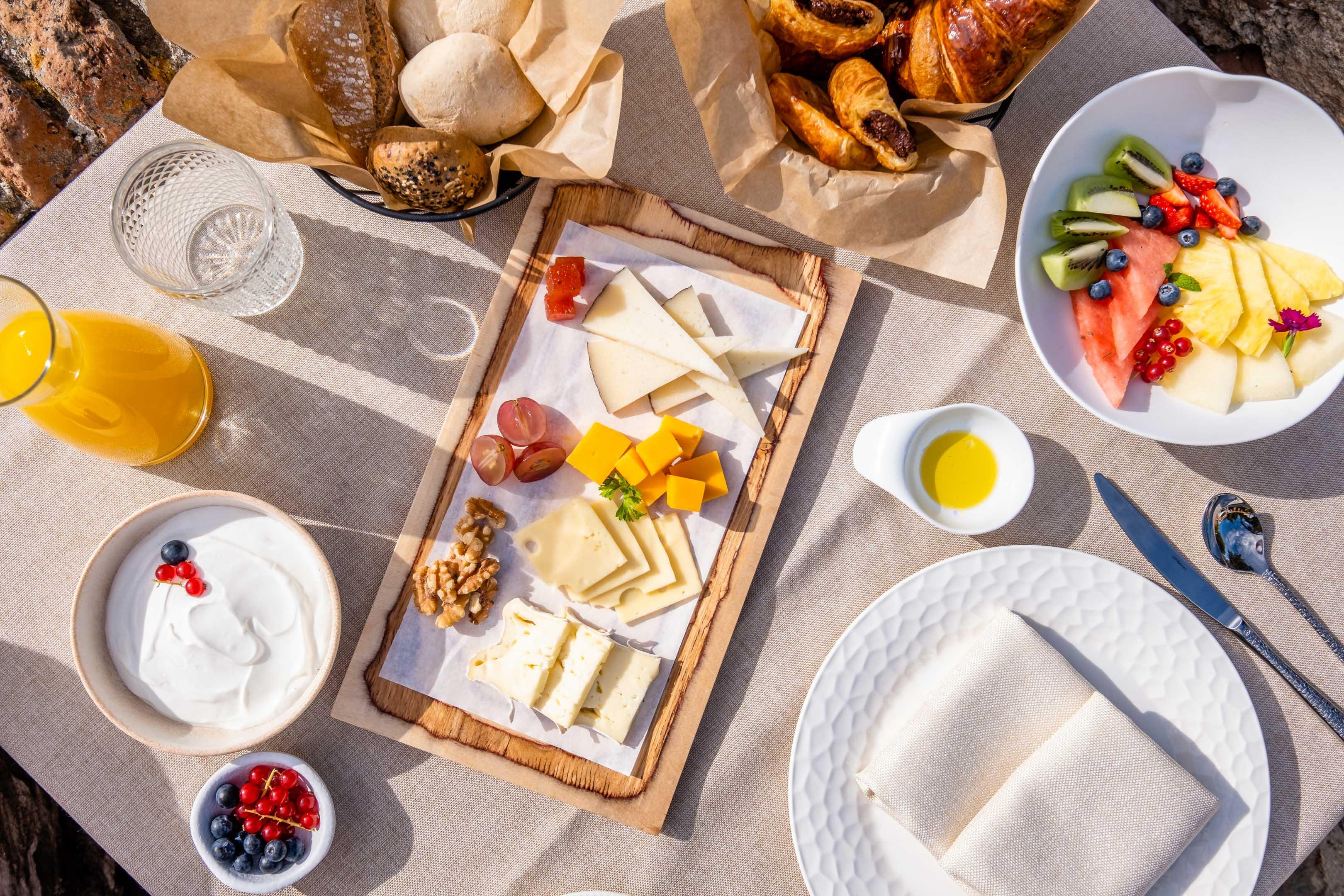 Soho Boutique Castillo De Santa Catalina - Adults Recommended มาลากา ภายนอก รูปภาพ A cheese board with fruit and bread